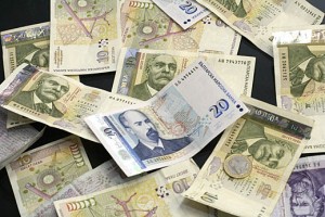 pari2802121 71-годишен мъж от Троян даде 2000.00 /две хиляди/ лева и 110.00 /сто и десет/ щатски долара на телефонни измамници