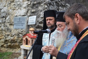 На годишното поклонение на каменната кариера на лагера „Слънчев бряг” край Ловеч присъстват и православни свещеници от Ловчанската митрополия, както и самият Ловчански митрополит Гавриил (в средата) | Фотограф: Христо Христов.