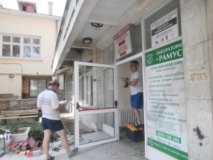 stomatologiq2607164 Монтираха нова входна врата на сградата на Стоматологията в Ловеч. Старата е от построяването на сградата през 1969 г