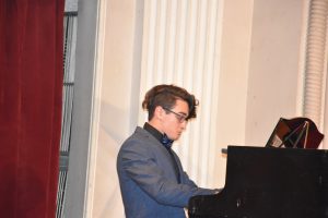 koncertchitalishte1512162 Коледният концерт на детската музикална школа „Панайот Пипков“ представи най-доброто от годишната си продукция в салона на Ловчанското читалище „Наука 1870“