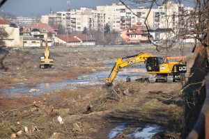 reka 281216 Почистването на коритото на Осъм от дървета и храсти в регулацията на Ловеч вече е към края на втория етап
