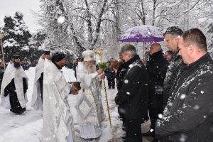 bogo 560117 Ловчалията Ивайло Енчев – Рони извади светия кръст на Богоявление в Ловеч