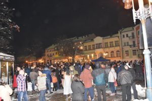 lovechnewyear101175 Ловеч посрещна Новата 2017 година с голям концерт и новогодишно приветствие от кмета Корнелия Маринова