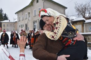 radiuvene140117 2 Обичаят "Дойлада" събра млади и стари, местни и гости в село Радювене