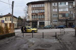 kolchetaulica140317 3 Община Ловеч ограничи с колчета преминаването през тротоара на улица „Цачо Шишков“ до ОУ „Васил Левски“