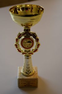 kupa200317 1 Автомобилни състезателки предадоха спечелена купа от рали на кмета Корнелия Маринова