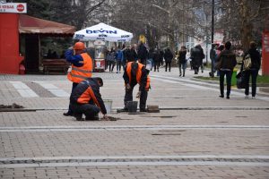 plochkicentar803171 Служители на Община Ловеч възстановяват извадените плочки по пешеходната зона в централната градска част