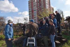 vlak2703172 Близо 50 чуждестранни гости и много граждани на Ловеч наблюдаваха на жп-гара Ловеч атракциония влак, теглен от музеен парен локомотив