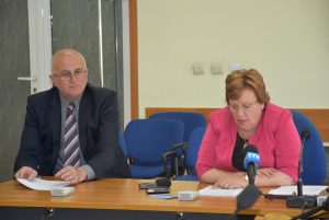 kmetdogovor2804171 Кметът Корнелия Маринова подписа договор за проект „Подобряване на жизнената среда в Дом за възрастни с физически увреждания в община Ловеч“