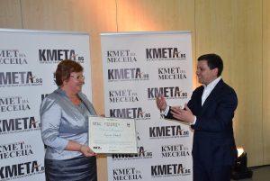 kmetnagrada40417 1 Сайтът Kmeta.bg връчи на Корнелия Маринова отличието за кмет на месец февруари в раздел „Стожери на българщината“