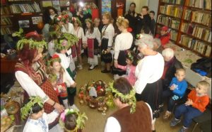 lazarki904172 В село Йоглав на Цветница избраха „кумичка“, в кв. „Продимчец“ кичиха моми с върбови венчета