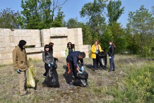 pochistvane2304171 Над 400 чувала влязоха в употреба в акцията „Да почистим Ловеч заедно” в Световния ден на Земята