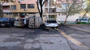 pojarkoli304171 Неизвестни запалиха пет автомобила в центъра на Ловеч. Една от колите е на шефа на КАТ Ловеч. Подобен инцидент с палежи на коли се случва за 3-та поредна година