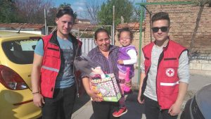 redcross180417 3 Доброволци от младежкия БЧК зарадваха деца и възрастни в неравностойно положение за Великден