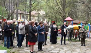 sedmicagora50417 2 Кметът Корнелия Маринова поднесе цветя на „Баш Бунар“ в Ловеч по повод Седмицата на гората