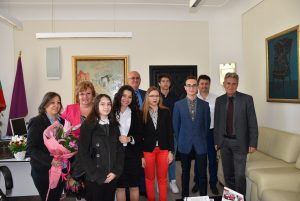 MLADKMET180517 3 Ученичката Ирина Валентинова (17 г.) от Профилирана природо-математическа гимназия в Ловеч е млад кмет за един ден в Община Ловеч