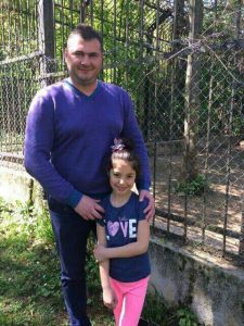 zoolovech30517 1 Малката Преслава Методиева (7 г.) от Ловеч стана кръстник на мъжкото тигърче от зоопарка и то вече носи името Тимур