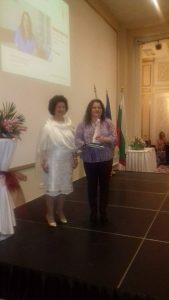 Първо място и статуетка в категория Професионалист по здравни грижи 2016 за Емилия Мирчева Високи признания за професионализъм в здравеопазването в Ловеч