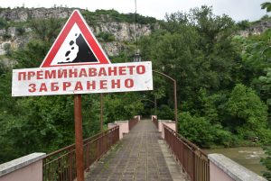 bashbunar906172 Остава в силата заповедта да бъде затворена алея „Баш Бунар“ в Ловеч за пешеходци поради опасност от падащи скални отломъци