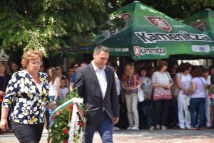 botev2juni20617B С поднасяне на венци на признателност днес в Ловеч бе отбелязан 2 юни