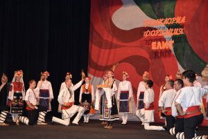elit80617 2 Фолклорна формация „Елит“ представи годишния си концерт “Танцуваме и пеем за Ловеч”