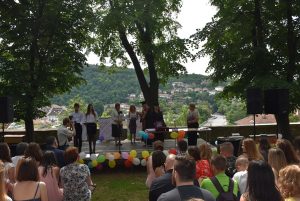 ezikovadiplomi1506172 Кметът Корнелия Маринова връчи отличните дипломи в ПЕГ „Екзарх Йосиф Първи“ в Ловеч