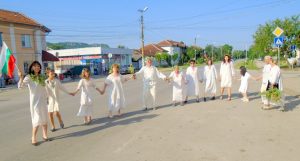 joglav260617 1 В Йоглав отпразнуваха Еньовден с ритуално бране на билки