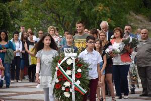 levski1807174 В Ловеч, пред най-високия в страната паметник на Апостола, бяха поднесени венци на признателност