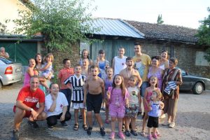 zabavnolqto100717 2 „ЗАБАВНО ЛЯТО” ПРОДЪЛЖАВА С ДОБРОВОЛЦИТЕ НА БИБЛИОТЕКАТА И БЧК
