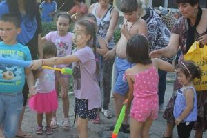 zabavnolqto100717 3 „ЗАБАВНО ЛЯТО” ПРОДЪЛЖАВА С ДОБРОВОЛЦИТЕ НА БИБЛИОТЕКАТА И БЧК