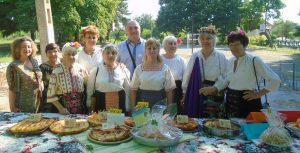 joglav200817 3 Фолклорната група от Йоглав развя ловешкото знаме на празник на баницата в село Балван