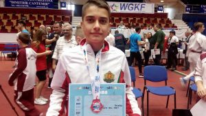 stefan Българският химн прозвуча на два пъти заради троянски каратисти
