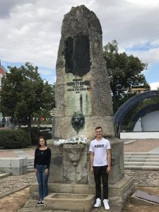 tkirkov2209171 Ученици от ПЕГ “Екзарх Йосиф I“ поднесоха цветя на паметника на Тодор Кирков, изразявайки своята почит