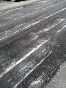 asfalt1812171 Асфалт като "червен килим" вкара в сблъсък жителите на Гозница и Община Ловеч