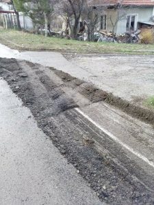 asfalt1812173 Асфалт като "червен килим" вкара в сблъсък жителите на Гозница и Община Ловеч