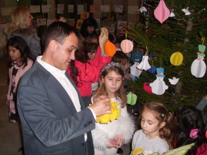 elhaoblast61217 3 По традиция деца и доброволци украсиха елхата на Областна администрация