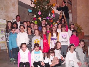 elhaoblast61217 6 По традиция деца и доброволци украсиха елхата на Областна администрация