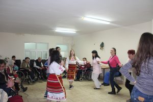 ezikova2111217 1 В навечерието на най-светлия християнски празник група деветокласници от ПЕГ „Екзарх Йосиф I“ зарадваха с посещението си обитателите на дома за възрастни хора с физически увреждания в с. Сливек