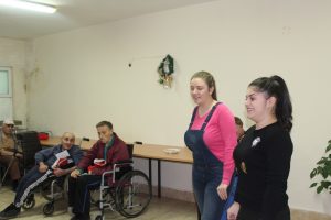 ezikova2111217 7 В навечерието на най-светлия християнски празник група деветокласници от ПЕГ „Екзарх Йосиф I“ зарадваха с посещението си обитателите на дома за възрастни хора с физически увреждания в с. Сливек