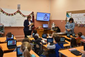 kmetchetene1512171 Кметът на Ловеч чете приказка с поука на децата от училище „Васил Левски“