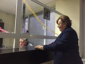 danaci901181 Първият клиент, платил данъци в Община Ловеч, е кметът Корнелия Маринова