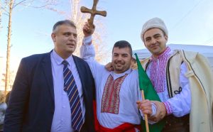 lukovit60118 1 В Луковит 80 момци начело с кмета Иван Грънчаров играха мъжко хоро в река Златна Панега на Йордановден