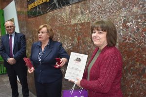 muzeinagrada1101181 Кметът на Ловеч Корнелия Маринова връчи на музея „В. Левски“ отличията от „Чудесата на България“