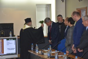 porasvane901185 Митрополит Гавриил поръси ръководството и общинските съветници в Ловеч със светена вода за здраве и успехи