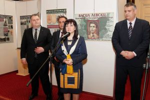 izlojbalevski150218B Цвета Караянчева и Георги Терзийски откриха изложба за Левски в парламента
