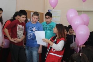 redcross280218C „НЕ НА ТОРМОЗА, НЕ НА АГРЕСИЯТА В УЧИЛИЩЕ” КАЗАХА ДНЕС ДОБРОВОЛЦИТЕ НА БМЧК, ЦЕНТЪРА ЗА РАБОТА С ДОБРОВОЛЦИ ПРИ РБ „ПРОФ.БЕНЮ ЦОНЕВ” И ПРЕВАНТИВНИЯ ЦЕНТЪР КЪМ ОБЩИНАТА