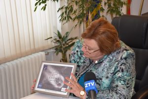 marinovaasteroid2103181 Сертификат, който удостоверява, че астероид носи името на националния герой Левски, получи кметът на Община Ловеч Корнелия Маринова