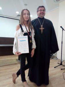 nagradadeca260318A ЗА ПОРЕДЕН ПЪТ УЧЕНИК ОТ ОУ,,ХРИСТО НИКИФОРОВ’’ СПЕЧЕЛИ ПРИЗОВО МЯСТО НА НАЦИОНАЛЕН КОНКУРС