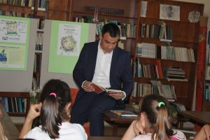 biblioteka260418A Зам.-областният управител Бойко Пъдарски осигури едногодишни читателски карти на 20 деца