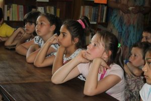 biblioteka260418D Зам.-областният управител Бойко Пъдарски осигури едногодишни читателски карти на 20 деца